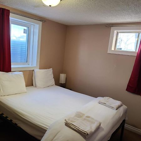 Cozy Home With Comfortable Beds And Fully Equipped Kitchen 15 Mins Drive From Airport, Downtown, Sait And U Of C And 80 Min Drive To Banff YYC Exteriér fotografie