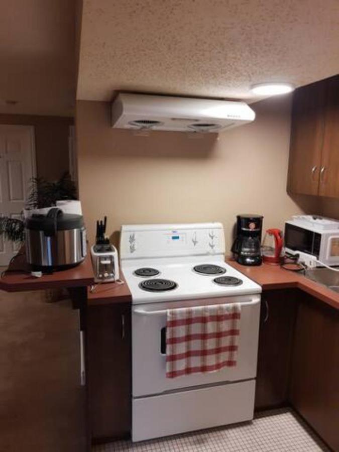 Cozy Home With Comfortable Beds And Fully Equipped Kitchen 15 Mins Drive From Airport, Downtown, Sait And U Of C And 80 Min Drive To Banff YYC Exteriér fotografie