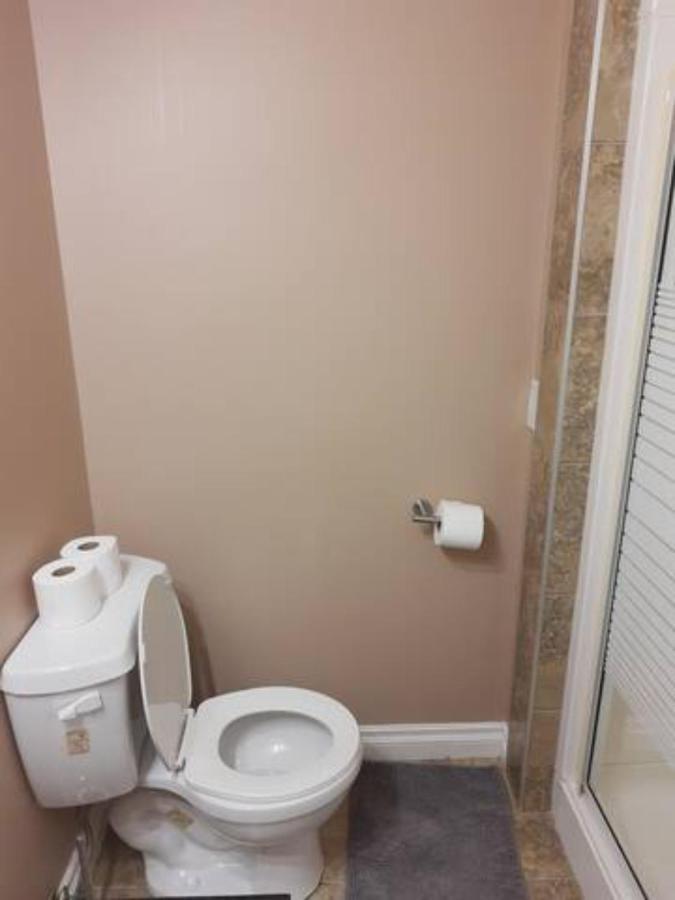 Cozy Home With Comfortable Beds And Fully Equipped Kitchen 15 Mins Drive From Airport, Downtown, Sait And U Of C And 80 Min Drive To Banff YYC Exteriér fotografie